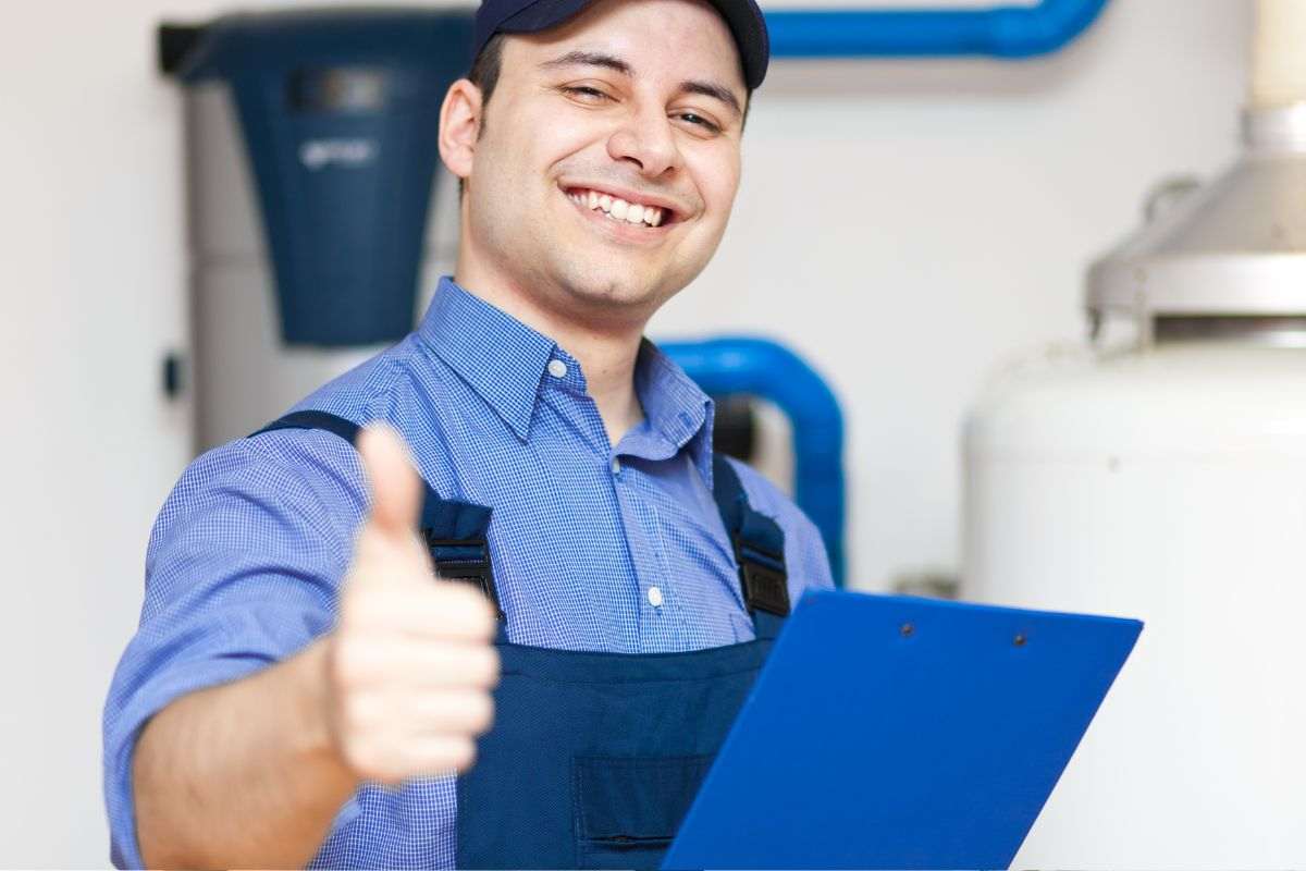 Tecnico della caldaia sorridente