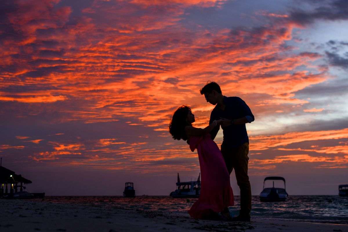 Innamorati si abbracciano al tramonto