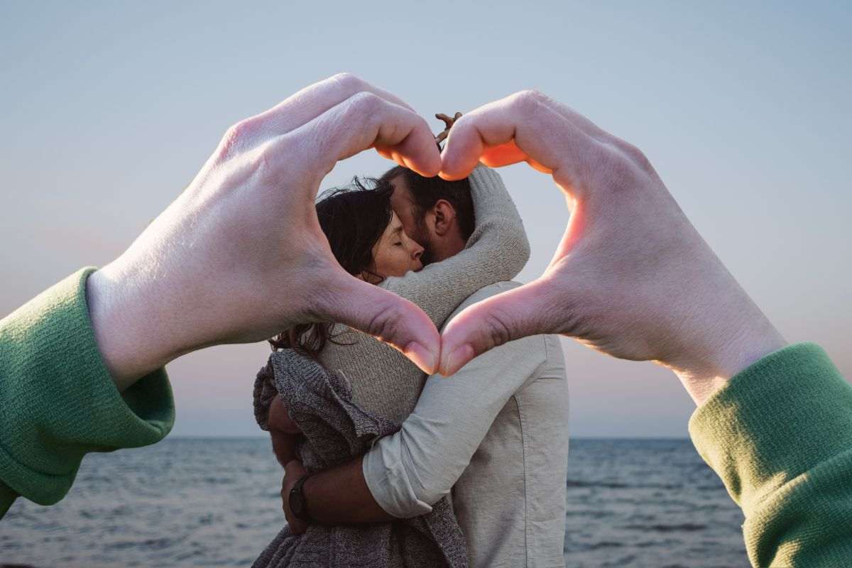 Coppia si abbraccia in riva al mare