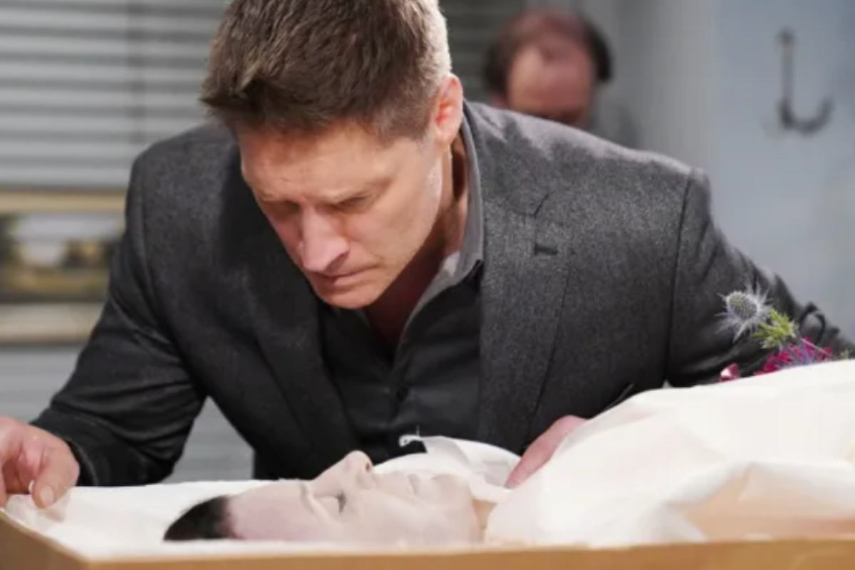 Deacon osserva il cadavere di Sheila