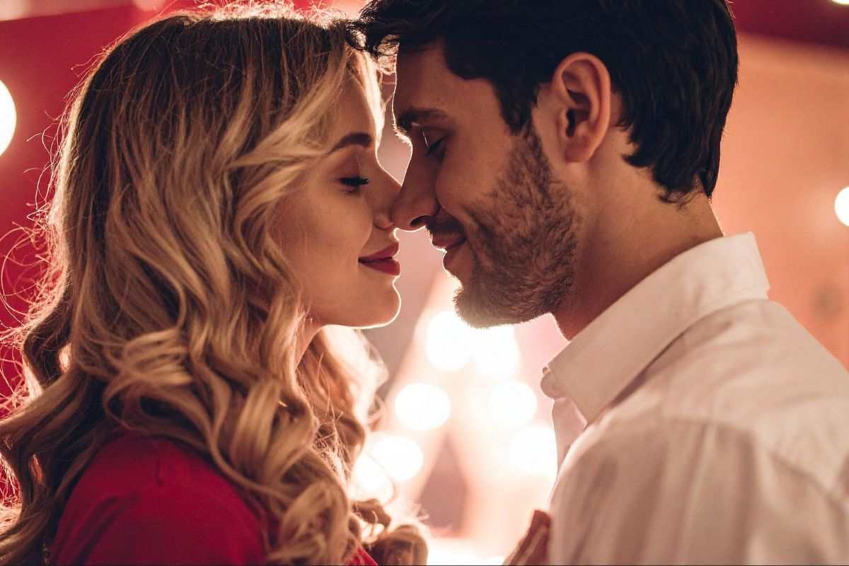 Donna e uomo si baciano