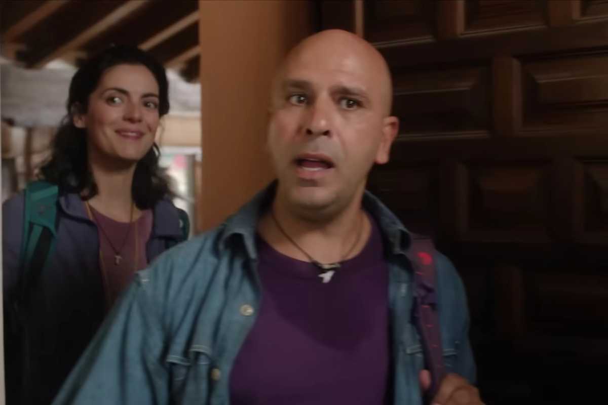 Checco Zalone e Beatriz Arjona in una scena del film