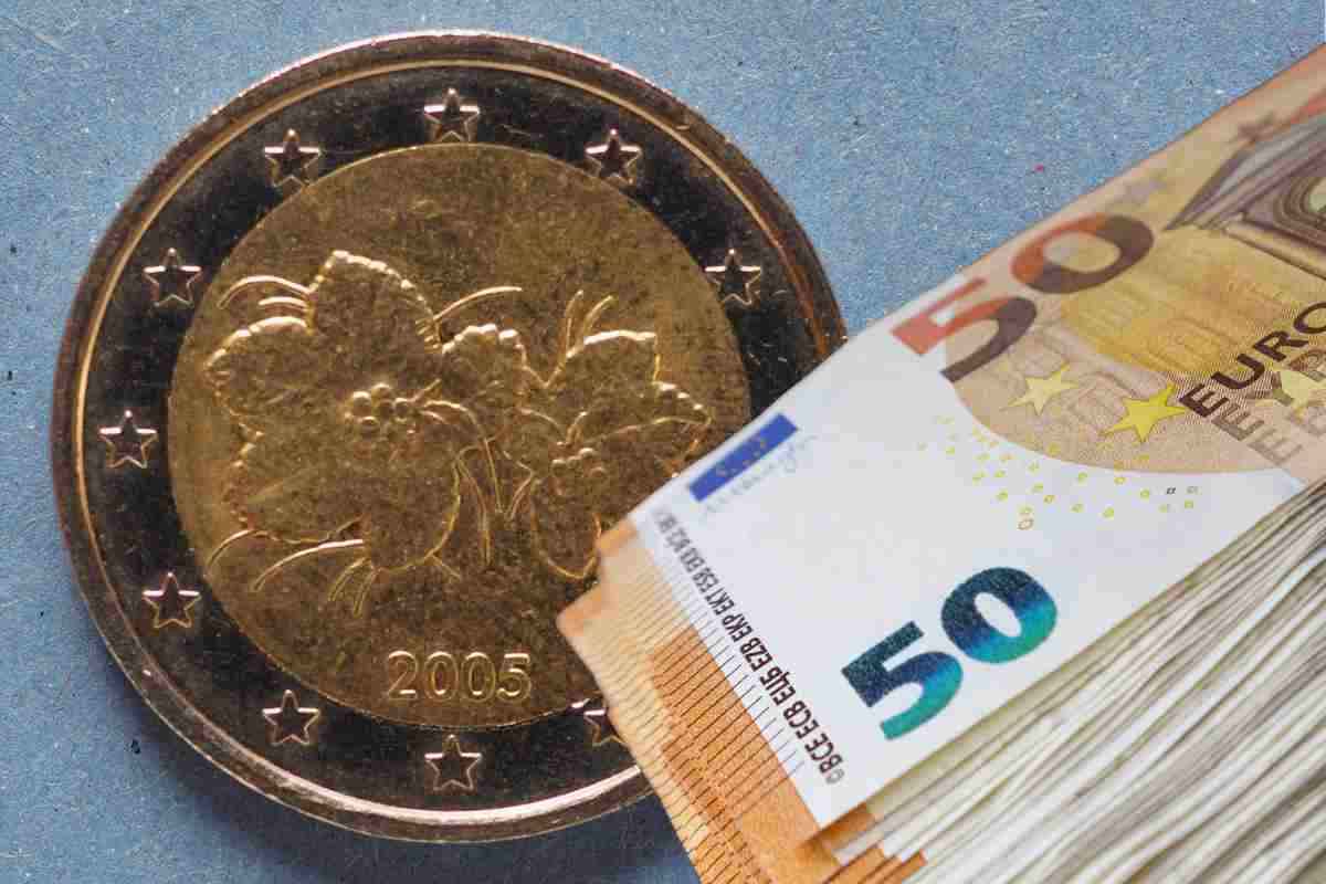 Moneta di 2 euro e banconote da 50 euro