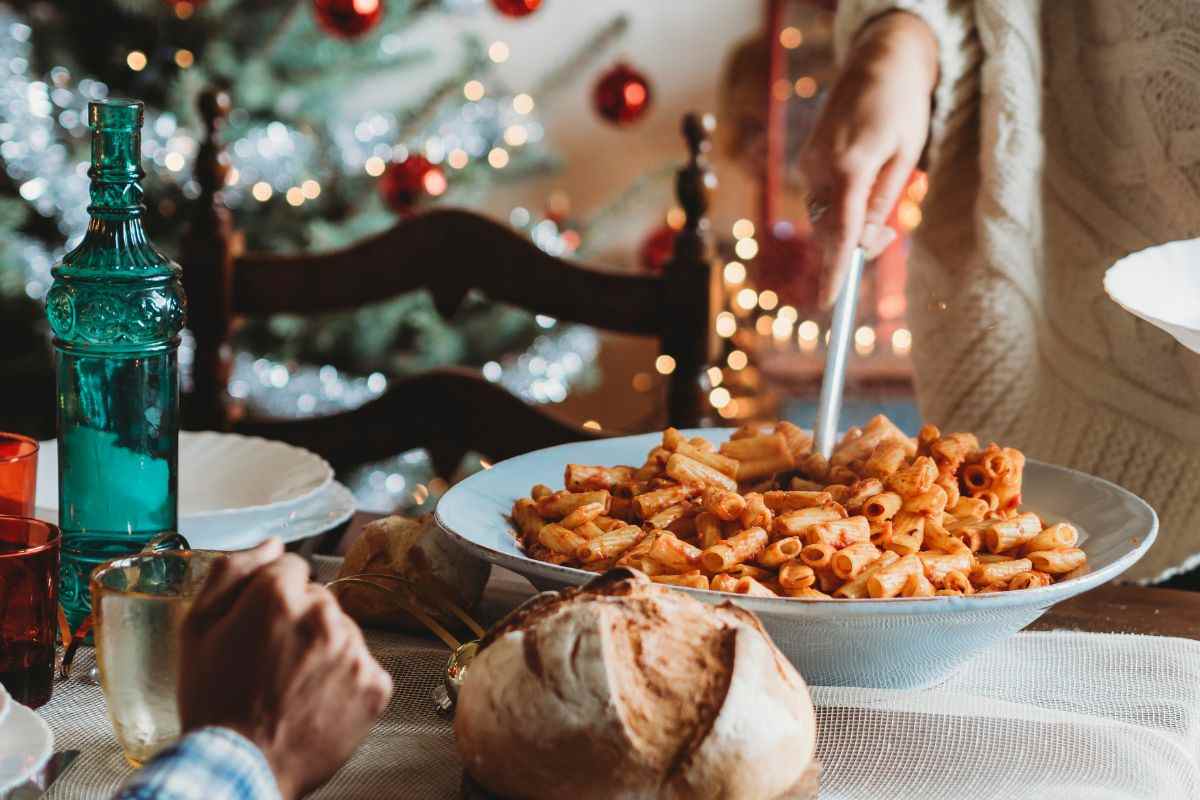 Pasta al ragù servita a tavola