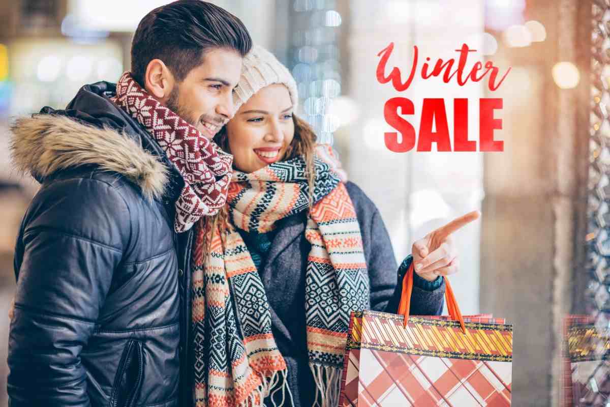 Coppia gira per negozi