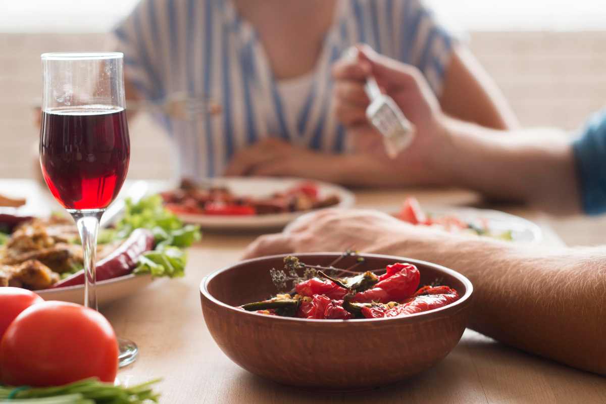 cibo e vino rosso a tavola