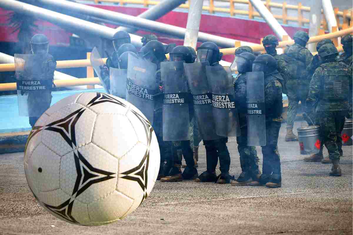 Forze speciali dell'Ecuador schierate ed un pallone di calcio